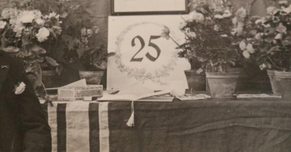 altes Foto - Portrait eines Herrn - 25 jähriges Jubiläum - Hakenkreuzfahnen - Portrait Adolf Hitler